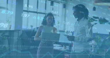 Ofiste iş tartışması yapan çeşitli meslektaşların mali veri işleme görüntüsü. Küresel iş, finans, hesaplama ve dijital arayüz kavramı dijital olarak oluşturuldu.