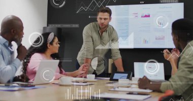 Veri işleme görüntüsü ve çeşitli meslektaşların ofiste çalışmaları tartışması üzerine diyagramlar. Teknoloji, iş ve dijital arayüz kavramı dijital olarak oluşturulmuş görüntü.