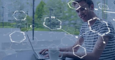 Kafede dizüstü bilgisayar kullanan beyaz bir erkek öğrenci üzerinde veri işleme elementlerinin görüntüsü. Kimya, bilim, veri, dijital arayüz, eğitim ve öğrenme, dijital olarak