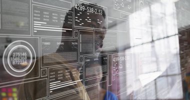 Çeşitli meslektaşların iş görüşmesi üzerine veri işleme görüntüsü. Küresel iş ve dijital arayüz kavramı dijital olarak oluşturulmuş görüntü.