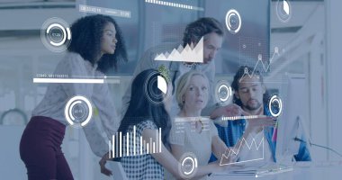 Ofisteki çeşitli iş adamlarıyla ilgili finansal veri işleme resmi. Küresel finans, iş, bağlantılar, hesaplama ve veri işleme kavramı dijital olarak oluşturuldu.