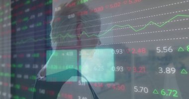 Kafkas iş kadınının ofisindeki finansal veri işleme görüntüsü. Küresel finans, iş, bağlantılar, hesaplama ve veri işleme kavramı dijital olarak oluşturuldu.