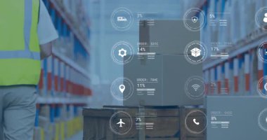 Depo çalışanı veri işleme animasyonu içeren tablet kullanıyor. Lojistik, teknoloji, otomasyon, envanter, tedarik zinciri, dijital