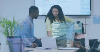 İş ekibi, veri işleme animasyon örtüsüyle iş birliği yapıyor. Takım çalışması, işbirliği, teknoloji, yenilik, analitik, iş stratejisi