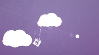 Mor animasyon dijital ağ arkaplanı üzerine bağlı bulut simgeleri ve aygıtlar. Teknoloji, bağlantı, bulut hesaplama, iletişim, veri, sanal