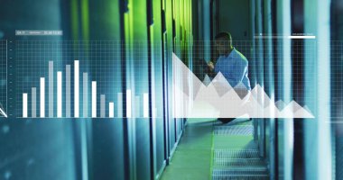 Bilgisayar sunucuları tarafından dizüstü bilgisayarı olan Afrcian American It Man üzerinden dijital veri işleme görüntüsü. Dijital olarak oluşturulmuş küresel bağlantılar, hesaplama ve veri işleme kavramı.