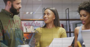 Ofisteki çeşitli iş adamlarıyla ilgili finansal veri işleme resmi. Küresel finans, iş, bağlantılar, hesaplama ve veri işleme kavramı dijital olarak oluşturuldu.