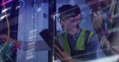 Sunucu odasında tablet kullanan çeşitli meslektaşların veri işleme görüntüsü. Küresel iş, iletişim, bilgisayar ve dijital arayüz kavramı dijital olarak oluşturulmuş görüntü.