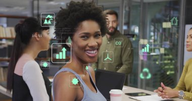 Farklı meslekdaşların ofiste konuştuğu ekoloji ikonları ve veri işleme resimleri. Teknoloji, iş ve dijital arayüz kavramı dijital olarak oluşturulmuş görüntü.