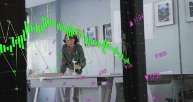 Pencereden bakan Asyalı iş kadınının mali veri işleme görüntüsü. Küresel iş, finans, hesaplama ve dijital arayüz kavramı dijital olarak oluşturuldu.