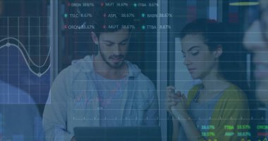 Ofisteki çeşitli iş adamlarıyla ilgili finansal veri işleme resmi. Küresel finans, iş, bağlantılar, hesaplama ve veri işleme kavramı dijital olarak oluşturuldu.