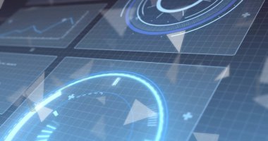 Mavi arkaplandaki ekranlarda tarama ve veri işleme görüntüsü. Dijital olarak oluşturulmuş küresel bağlantılar, hesaplama ve veri işleme kavramı.