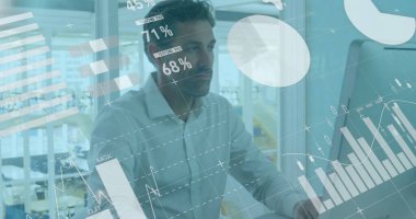 Ofisteki bilgisayarı kullanarak Kafkasyalı sıradan iş adamının üzerinde işlem yapan grafikler ve çizelgeler. Veri, iş, bağlantı, dijital arayüz ve iletişim, dijital olarak oluşturulmuş görüntü.