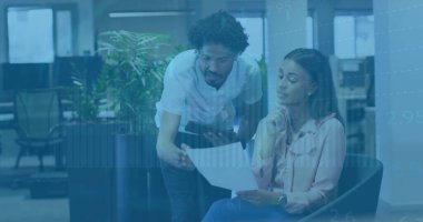 Ofisteki çeşitli iş adamlarıyla ilgili finansal veri işleme resmi. Küresel finans, iş, bağlantılar, hesaplama ve veri işleme kavramı dijital olarak oluşturuldu.