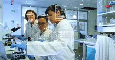 Laboratuvardaki çeşitli bilim adamları üzerinde bilimsel veri işleme resmi. Küresel bilim, bağlantılar, hesaplama ve veri işleme kavramı dijital olarak oluşturulmuş görüntü.