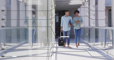 Havaalanındaki çeşitli iş adamlarının finansal veri işleme görüntüleri. Küresel finans, iş, bağlantılar, hesaplama ve veri işleme kavramı dijital olarak oluşturuldu.