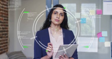 Ofisteki iki ırklı iş kadınının dijital veri işleme görüntüsü. Küresel finans, iş, bağlantılar, hesaplama ve veri işleme kavramı dijital olarak oluşturuldu.