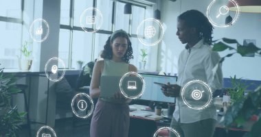 Ofiste dizüstü bilgisayar kullanan çeşitli iş adamlarının simgeleri. Finans, iş, bağlantılar, hesaplama ve veri işleme kavramı dijital olarak oluşturuldu.