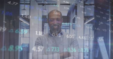 Afro-Amerikan işadamının ofisindeki finansal veri işleme resmi. Küresel finans, iş, bağlantılar, hesaplama ve veri işleme kavramı dijital olarak oluşturuldu.