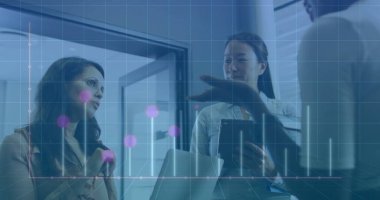 Çeşitli iş adamlarının iş görüşmeleri üzerine diyagramlar. İş, teknoloji ve dijital arayüz kavramı dijital olarak oluşturuldu.