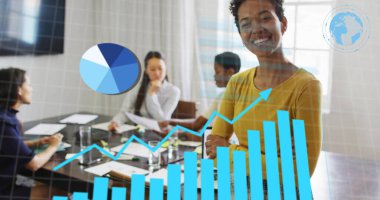 Ofisteki çeşitli iş adamlarıyla ilgili finansal veri işleme resmi. Küresel finans, iş, bağlantılar, hesaplama ve veri işleme kavramı dijital olarak oluşturuldu.