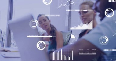 Ofisteki çeşitli iş adamlarıyla ilgili finansal veri işleme resmi. Küresel finans, iş, bağlantılar, hesaplama ve veri işleme kavramı dijital olarak oluşturuldu.