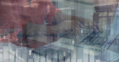 Ofiste dizüstü bilgisayar kullanan melez bir iş kadınının mali veri işleme görüntüsü. Küresel iş, finans, iletişim ve dijital arayüz kavramı dijital olarak oluşturulmuş görüntü.
