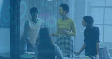 Ofisteki çeşitli iş adamlarıyla ilgili finansal veri işleme resmi. Küresel finans, iş, bağlantılar, hesaplama ve veri işleme kavramı dijital olarak oluşturuldu.