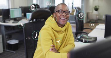 Veri işleme ve ekoloji simgelerinin ofiste çalışan çeşitli meslektaşlar üzerindeki görüntüsü. Teknoloji, iş ve dijital arayüz kavramı dijital olarak oluşturulmuş görüntü.