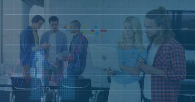 Ofisteki çeşitli iş adamlarıyla ilgili finansal veri işleme resmi. Küresel finans, iş, bağlantılar, hesaplama ve veri işleme kavramı dijital olarak oluşturuldu.