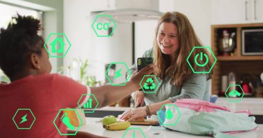 Akıllı telefon kullanan farklı anne ve kız çocukları üzerine medya simgeleri. Teknoloji, aile ve dijital arayüz kavramı dijital olarak oluşturulmuş görüntü.