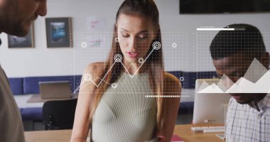 Toplantıda farklı iş adamlarının veri işleme ve diyagramlarının görüntüsü. Teknoloji, iş ve dijital arayüz kavramı dijital olarak oluşturulmuş görüntü.