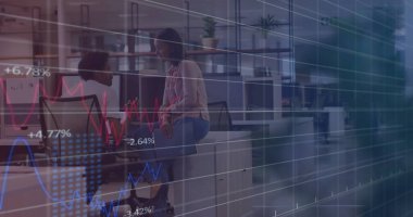 Veri işleme görüntüsü ve çeşitli meslektaşların ofiste çalışmaları tartışması üzerine diyagramlar. Teknoloji, iş ve dijital arayüz kavramı dijital olarak oluşturulmuş görüntü.