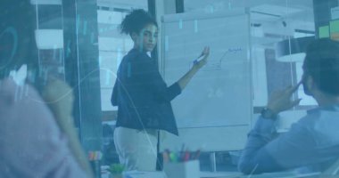 Ofisteki çeşitli iş adamlarıyla ilgili finansal veri işleme resmi. Küresel finans, iş, bağlantılar, hesaplama ve veri işleme kavramı dijital olarak oluşturuldu.