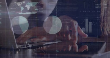 Ofiste dizüstü bilgisayar kullanan Kafkas iş kadınının mali veri işleme görüntüsü. Küresel iş, finans, iletişim ve dijital arayüz kavramı dijital olarak oluşturulmuş görüntü.