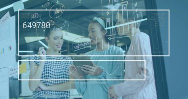 Ofiste beyin fırtınası yapan çeşitli meslektaşların finansal veri işleme görüntüsü. Küresel iş, finans ve dijital arayüz kavramı dijital olarak oluşturulmuş görüntü.