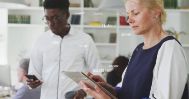 Günlük ofiste tablet kullanan Kafkasyalı bir iş kadınının sayısal veri işleme görüntüsü. İş, bağlantı, ofis, dijital arayüz ve iletişim, dijital olarak oluşturulmuş görüntü.