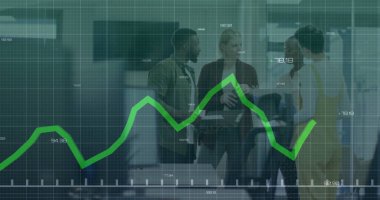Veri işleme görüntüsü ve çeşitli meslektaşların ofiste çalışmaları tartışması üzerine diyagramlar. Teknoloji, iş ve dijital arayüz kavramı dijital olarak oluşturulmuş görüntü.