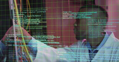 Sunucu odasında Afro-Amerikan bilim adamının veri işleme görüntüsü. Küresel iş, iletişim, bilgisayar ve dijital arayüz kavramı dijital olarak oluşturulmuş görüntü.