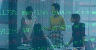 Çeşitli iş adamlarının iş görüşmeleri üzerine borsa görüntüsü. İş, teknoloji ve dijital arayüz kavramı dijital olarak oluşturuldu.