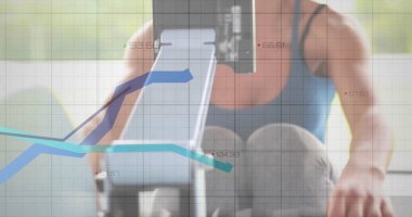Beyaz kadın egzersizinde veri işleme ve diyagramların görüntüsü. Spor ve dijital arayüz kavramı dijital olarak oluşturulmuş görüntü.