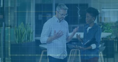 Veri işleme ve çeşitli meslektaşların ofiste konuştuğu diyagramların görüntüsü. İş, teknoloji ve dijital arayüz kavramı dijital olarak oluşturuldu.