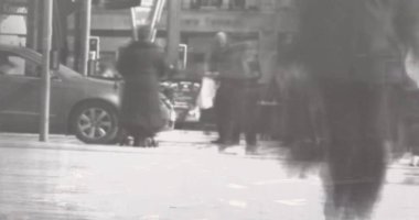 Şehir caddesinde yürüyen, bulanık hareketli bir kalabalık. Şehir, hareket, şehir hayatı, yayalar, meşgul, acele