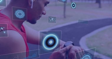 Akıllı kaset kullanan melez adamdan daha fazla veriye sahip dijital ekranların görüntüsü. Teknoloji ve dijital arayüz kavramı dijital olarak oluşturuldu.