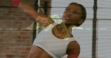 Çift ırklı kadın egzersizi üzerine veri işleme ve diyagramlar. Spor ve dijital arayüz kavramı dijital olarak oluşturulmuş görüntü.