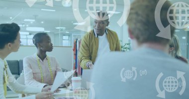 Ofisteki çeşitli iş adamları üzerinde çalışan dünya simgeleri ve veri işleme imgeleri. Küresel finans, iş, bağlantılar, hesaplama ve veri işleme kavramı dijital olarak oluşturuldu.