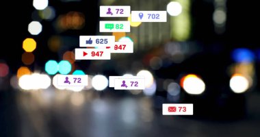 Gece kenti üzerindeki medya simgeleri. Küresel iş ve dijital arayüz kavramı dijital olarak oluşturulmuş görüntü.