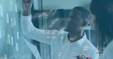 Ofiste iş tartışması yapan çeşitli meslektaşların mali veri işleme görüntüsü. Küresel iş, finans, hesaplama ve dijital arayüz kavramı dijital olarak oluşturuldu.