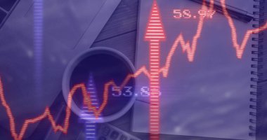 Finansal veriler ve borsa grafiği kahve masasının üzerinde. Maliye, veri analizi, ticaret, yatırım, ekonomi, çalışma alanı