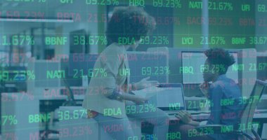 Çeşitli iş adamlarının iş görüşmeleri üzerine borsa görüntüsü. İş, teknoloji ve dijital arayüz kavramı dijital olarak oluşturuldu.